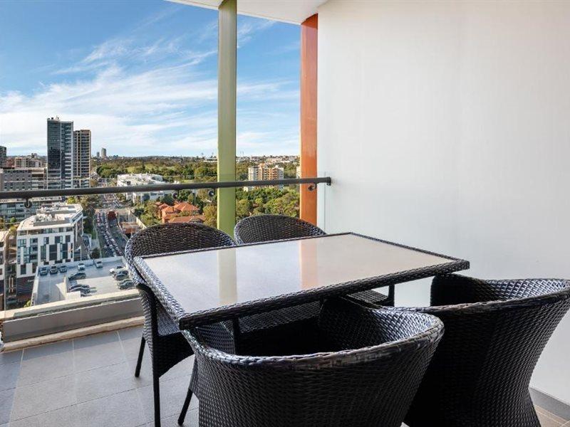 Meriton Suites Zetland Sydney Ngoại thất bức ảnh Balcony