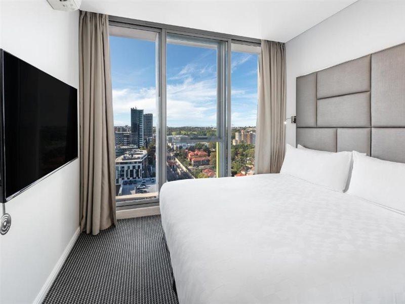 Meriton Suites Zetland Sydney Ngoại thất bức ảnh A bedroom at the hotel