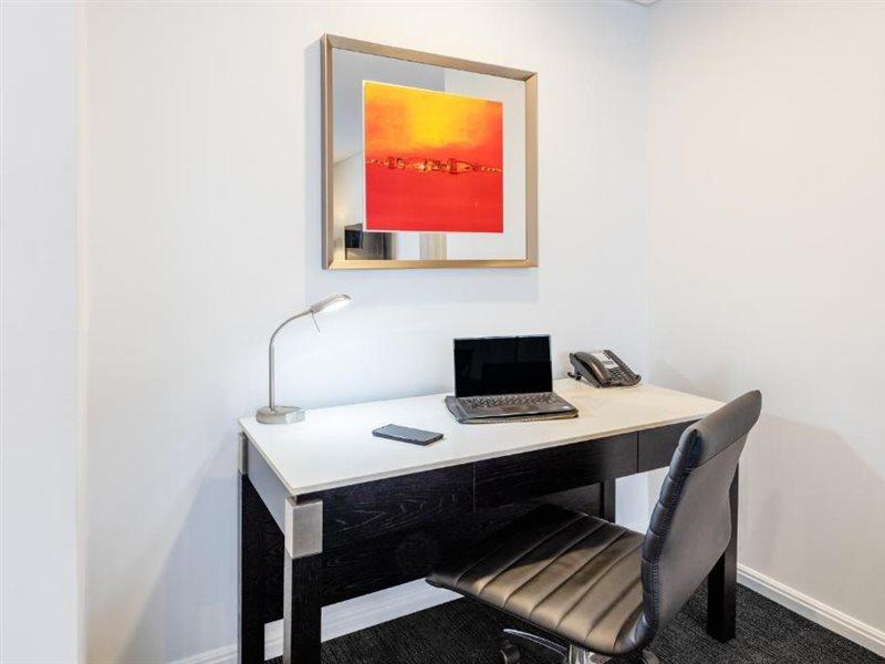 Meriton Suites Zetland Sydney Ngoại thất bức ảnh A work desk in a hotel room