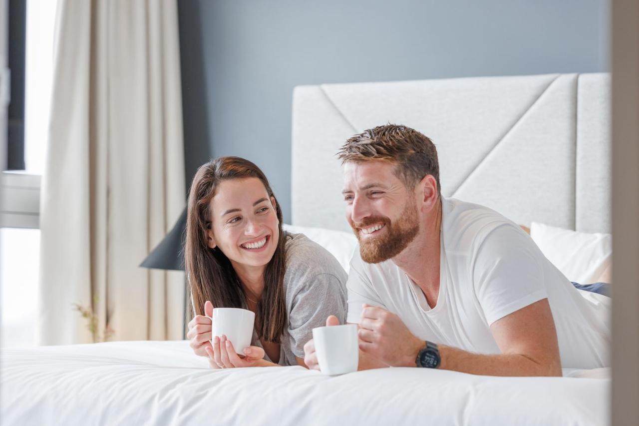 Meriton Suites Zetland Sydney Ngoại thất bức ảnh A couple drinking coffee in bed
