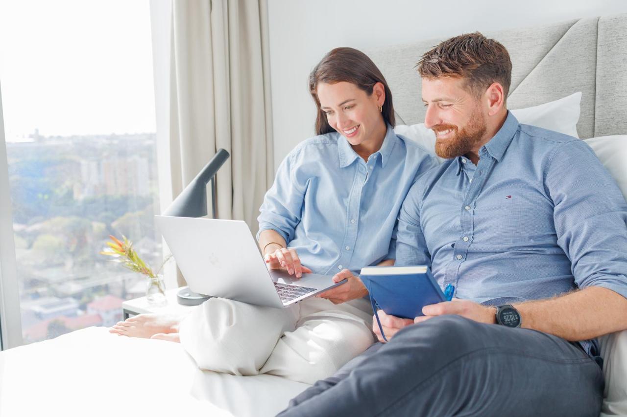 Meriton Suites Zetland Sydney Ngoại thất bức ảnh A couple using a laptop