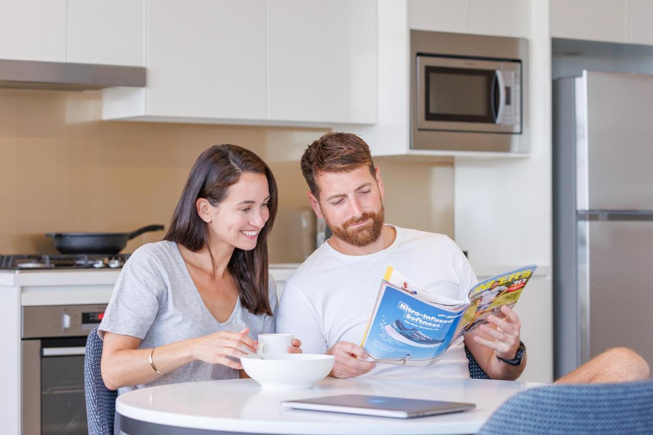 Meriton Suites Zetland Sydney Ngoại thất bức ảnh A couple planning a trip
