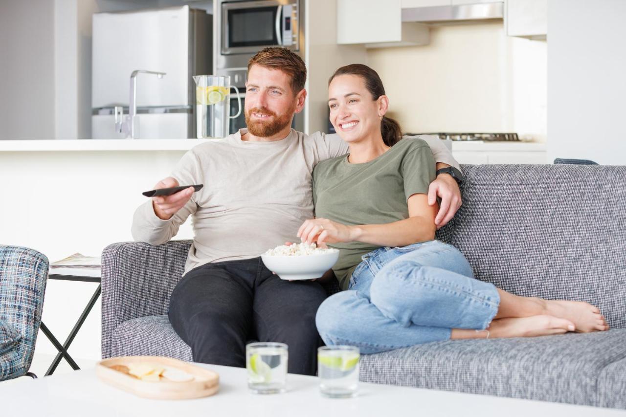 Meriton Suites Zetland Sydney Ngoại thất bức ảnh A couple watching television