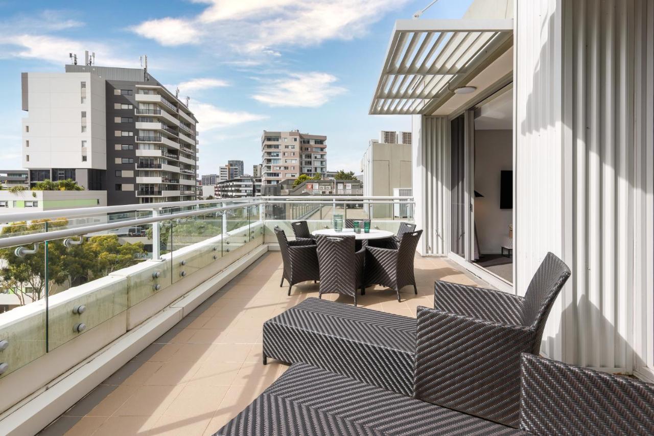 Meriton Suites Zetland Sydney Ngoại thất bức ảnh The apartment's balcony
