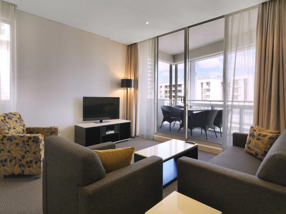 Meriton Suites Zetland Sydney Ngoại thất bức ảnh A living room at the hotel